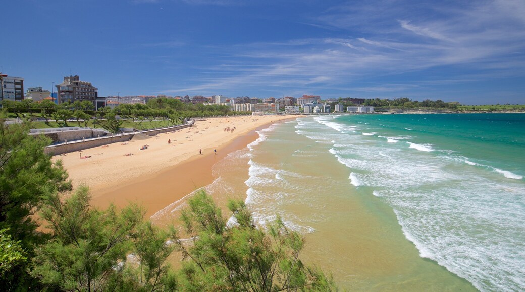 Jardines de Piquío ofreciendo una ciudad costera, vista general a la costa y una playa de arena
