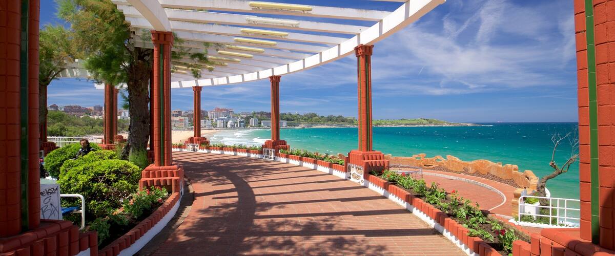 Jardines de Piquío que incluye una ciudad costera y vistas generales de la costa