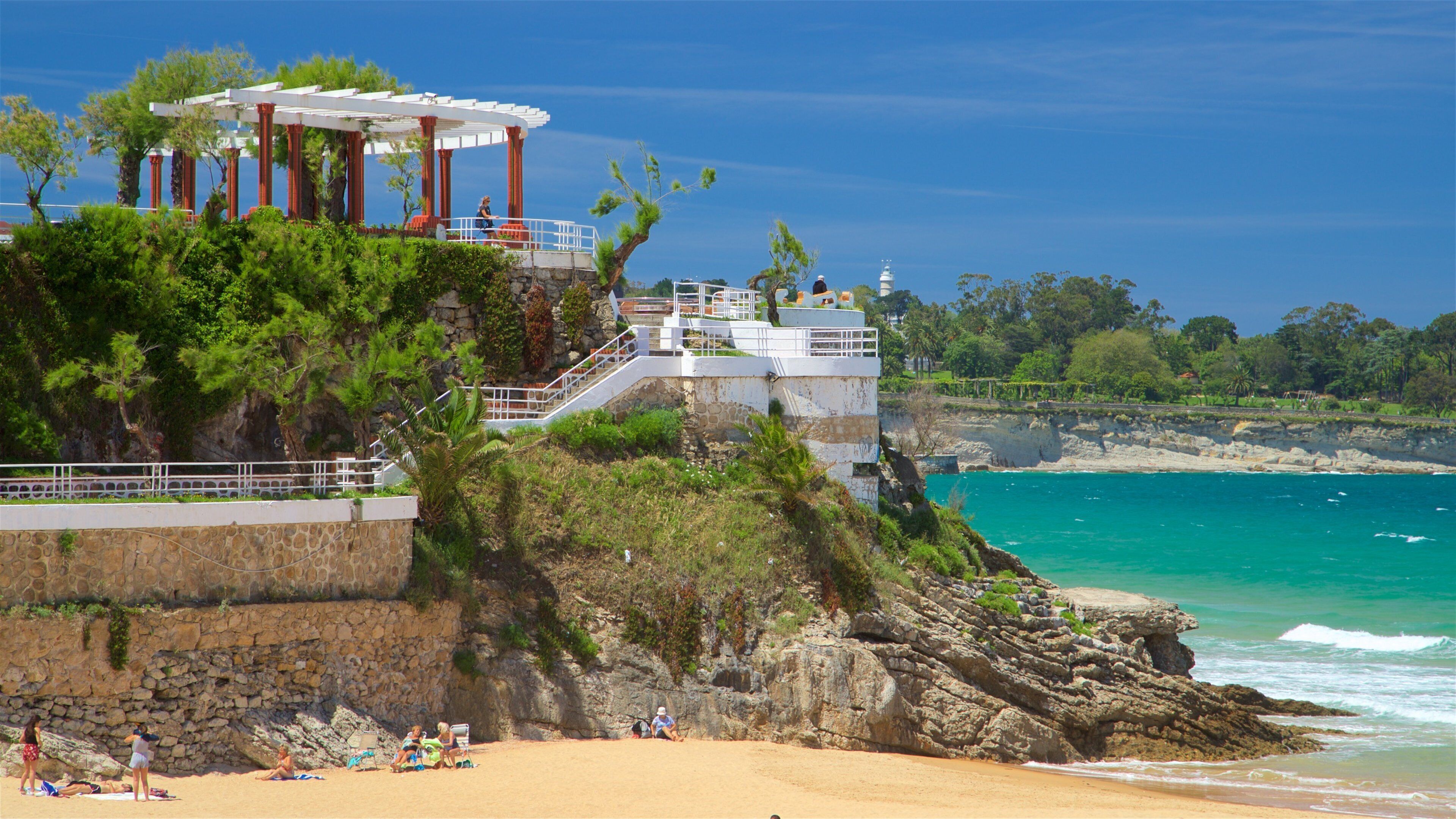 Jardines de Piquío que incluye vista general a la costa, una playa y costa escarpada