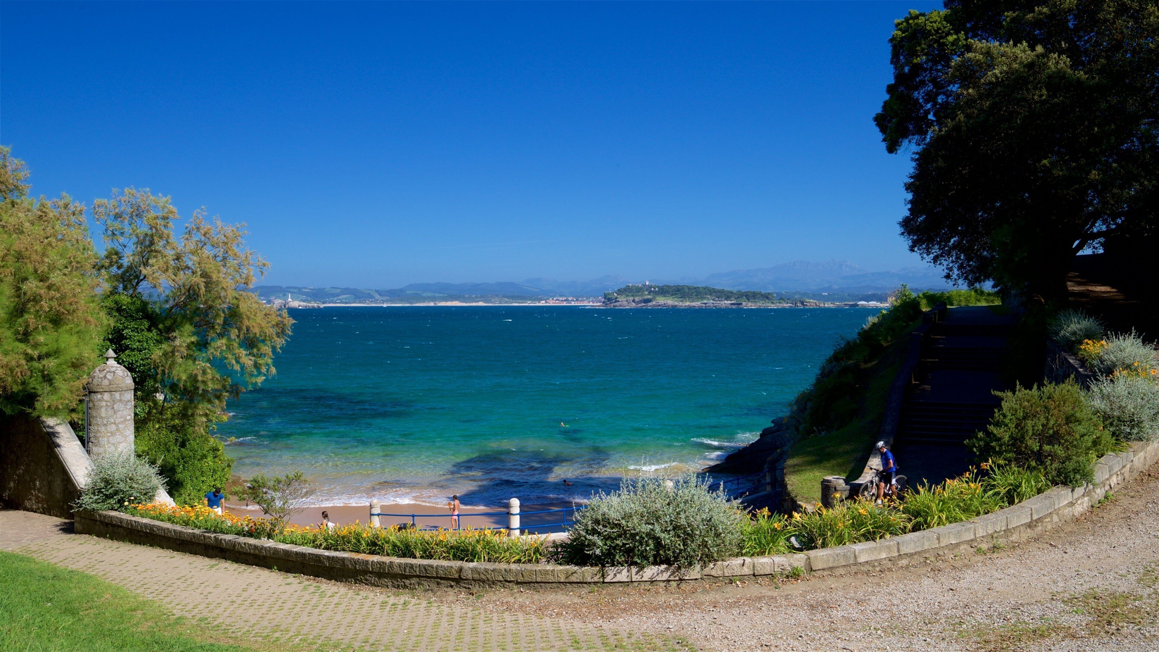 Parque de Matalenas which includes general coastal views