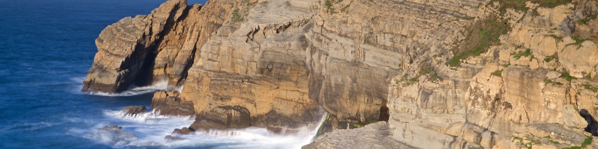 Farol de Cabo Mayor mostrando litoral rochoso, paisagens litorâneas e um farol