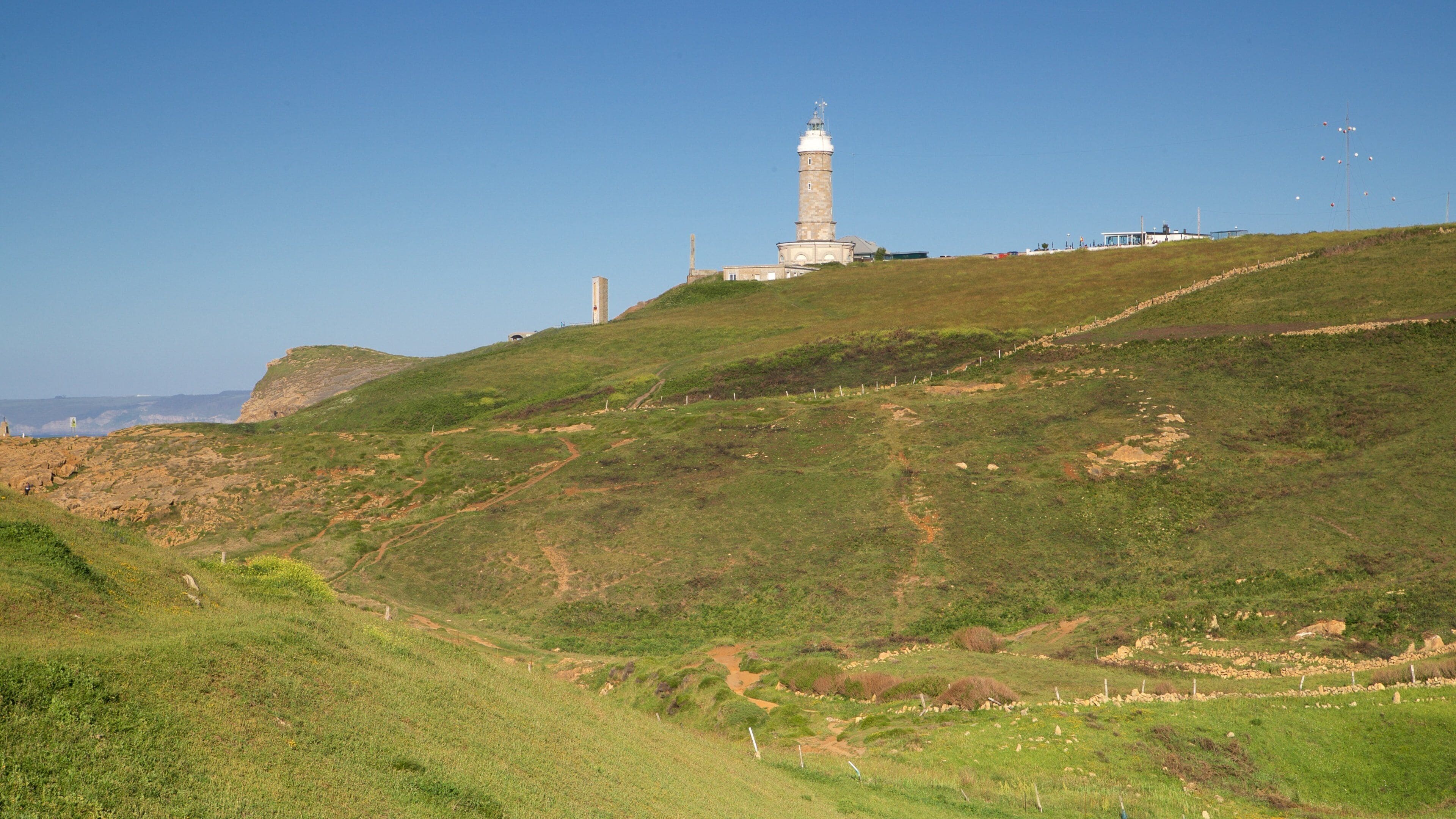 Cabo Mayor-fyrtårnet som viser et fyrtårn og udsigt over kystområde