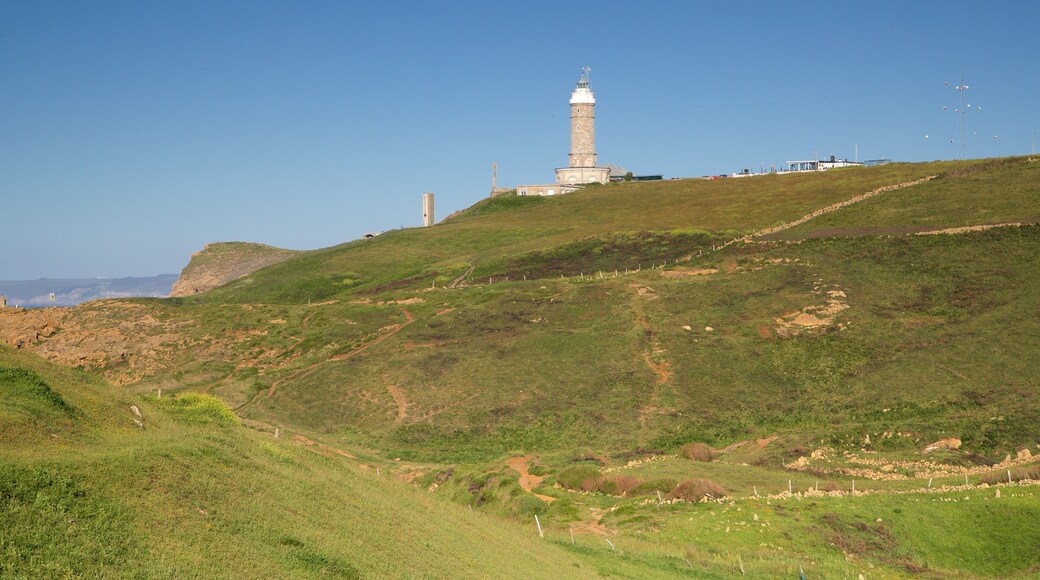 Cabo Mayor-fyrtårnet som viser et fyrtårn og udsigt over kystområde
