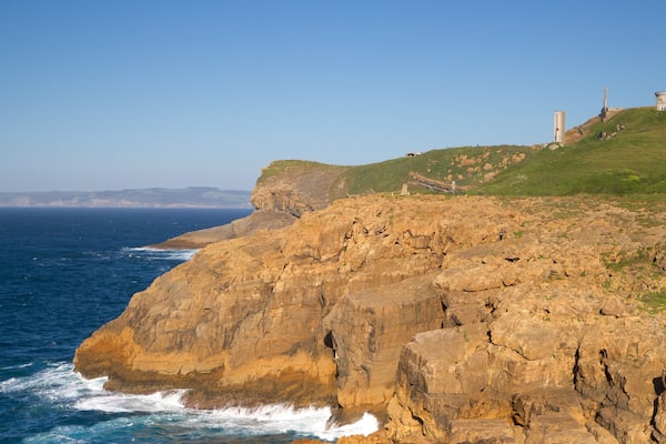 Phare Faro de Cabo Mayor qui includes cĂŽte rocheuse, vues littorales et phare
