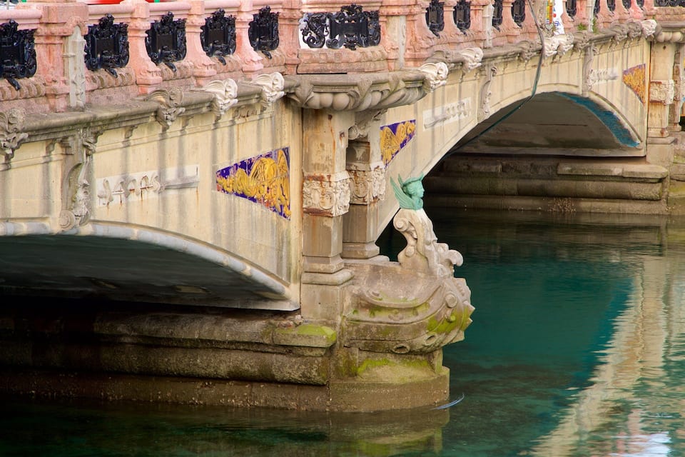 Eine Steinbrücke mit aufwendigen Schnitzereien und bunten Mosaikfliesen.
