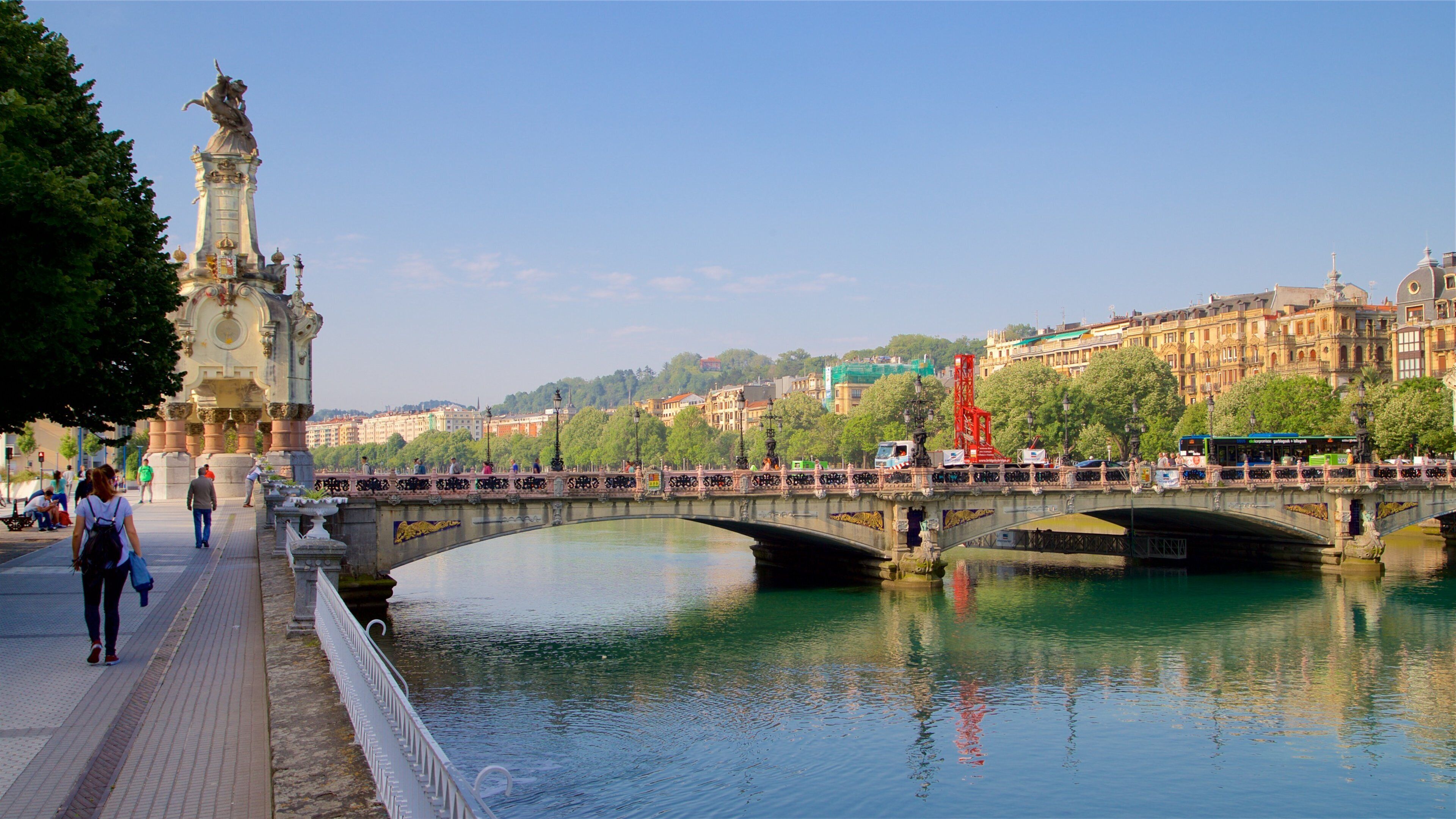 Maria Cristina Bridge showing a river or creek, heritage elements and a bridge