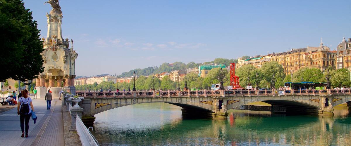 Maria Cristina Bridge showing a river or creek, heritage elements and a bridge