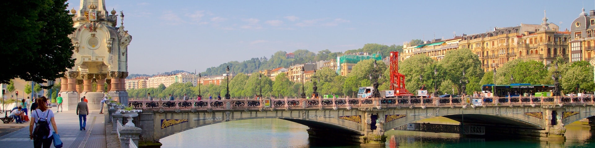 Maria Cristina Bridge showing a river or creek, heritage elements and a bridge