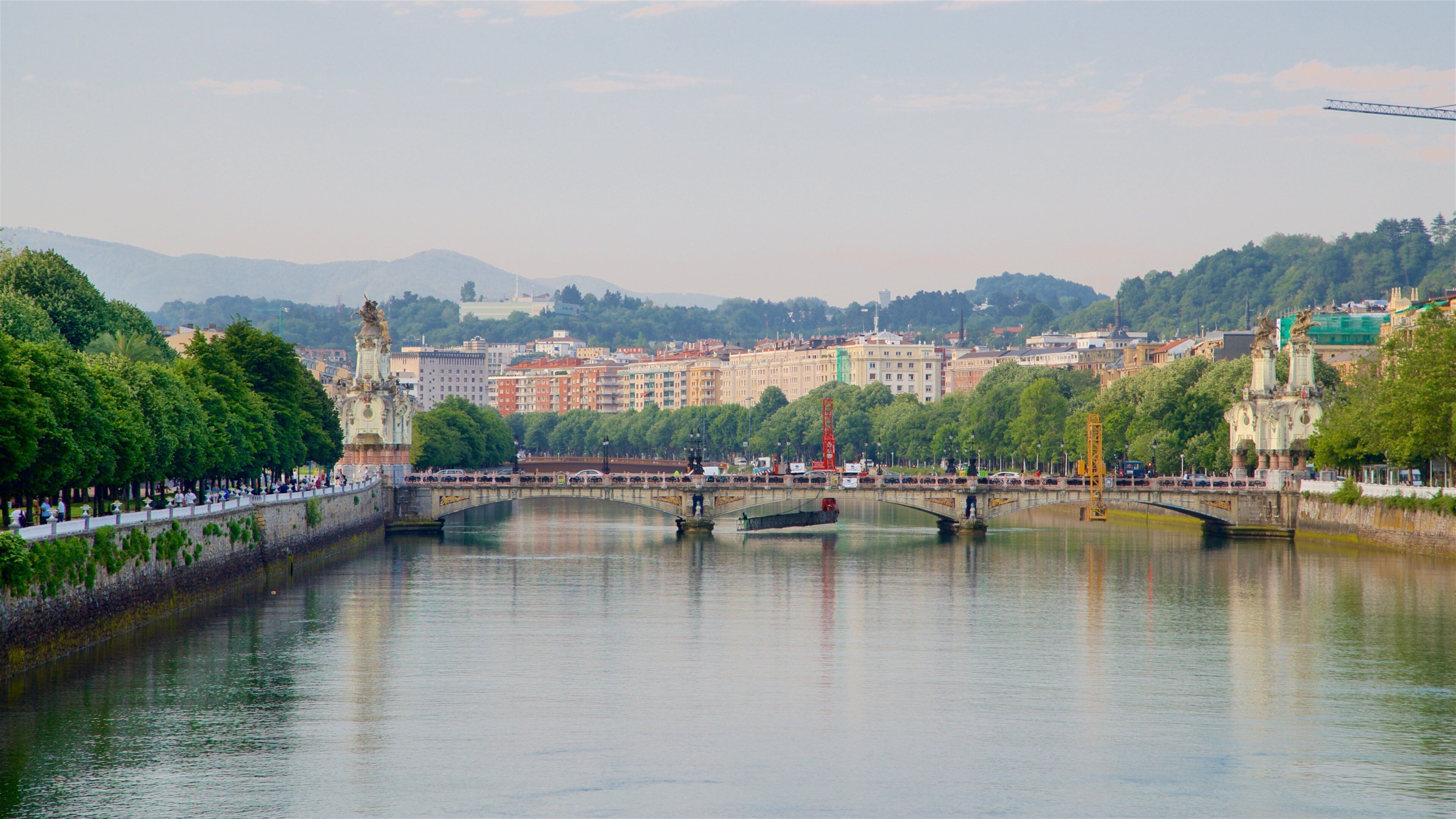 Puente de María Cristina mostrando uma cidade, um rio ou córrego e uma ponte