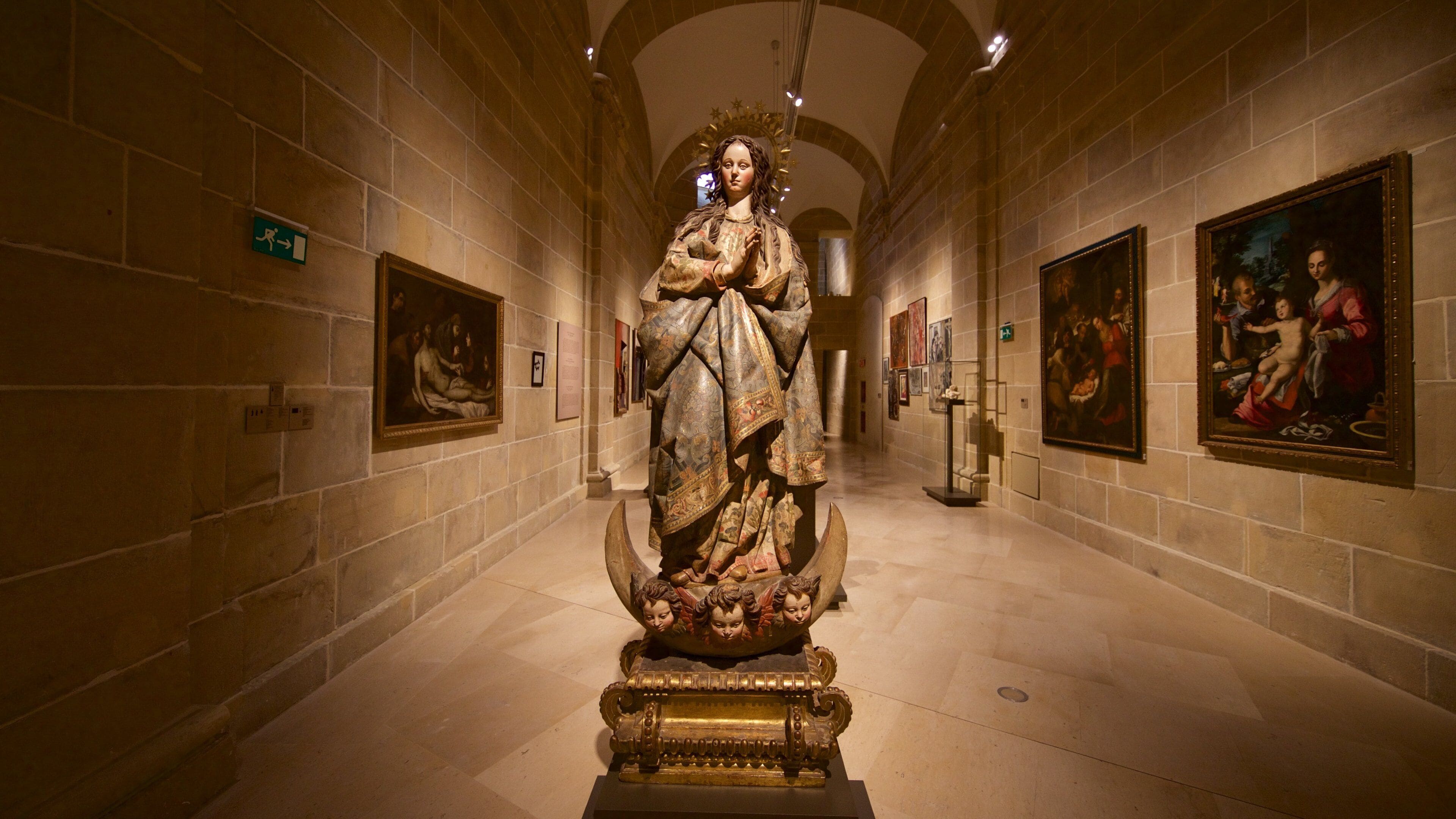 Basílica de Santa María del Coro que incluye elementos patrimoniales, vistas de interior y arte