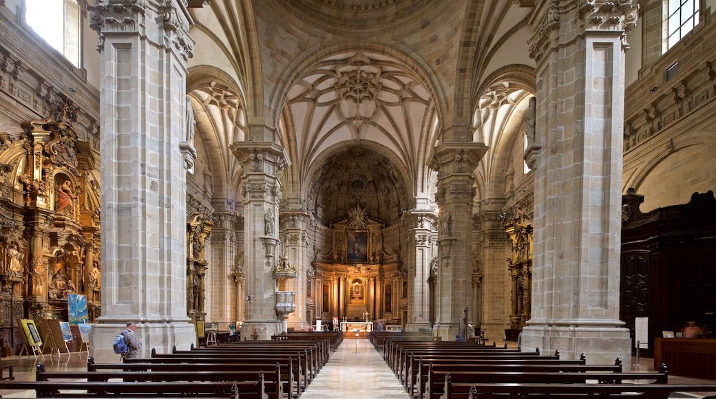 Basílica de Santa María del Coro mostrando una iglesia o catedral, elementos del patrimonio y vistas interiores