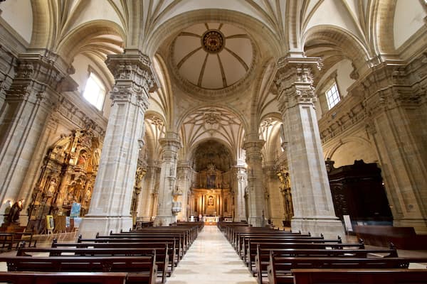 Iglesia de Santa María del Coro welches beinhaltet Innenansichten und Geschichtliches