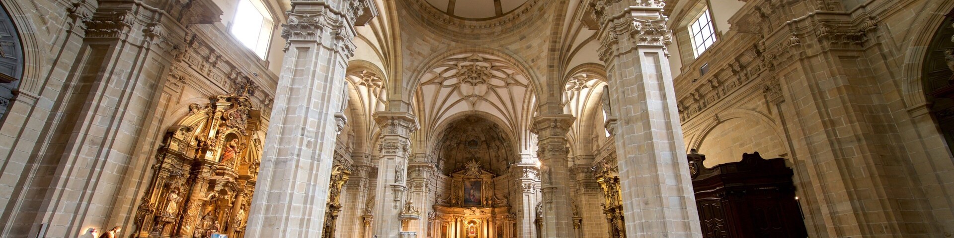 Basílica de Santa María del Coro que incluye elementos patrimoniales y vista interna