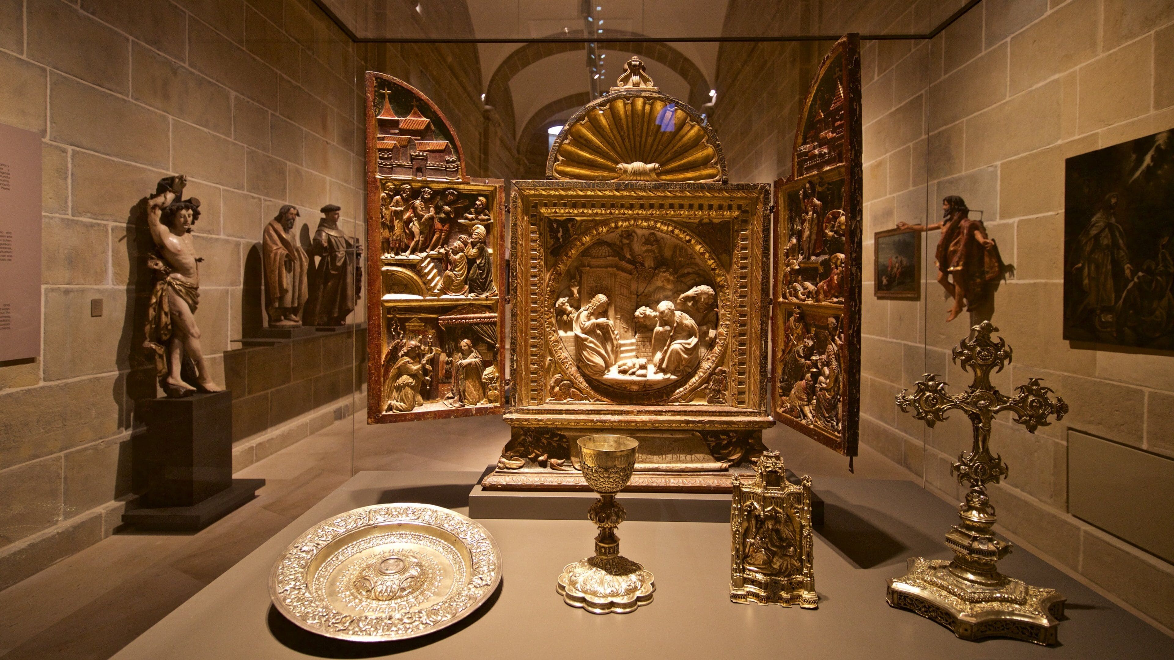 Basílica de Santa María del Coro que incluye elementos del patrimonio, elementos religiosos y vistas interiores