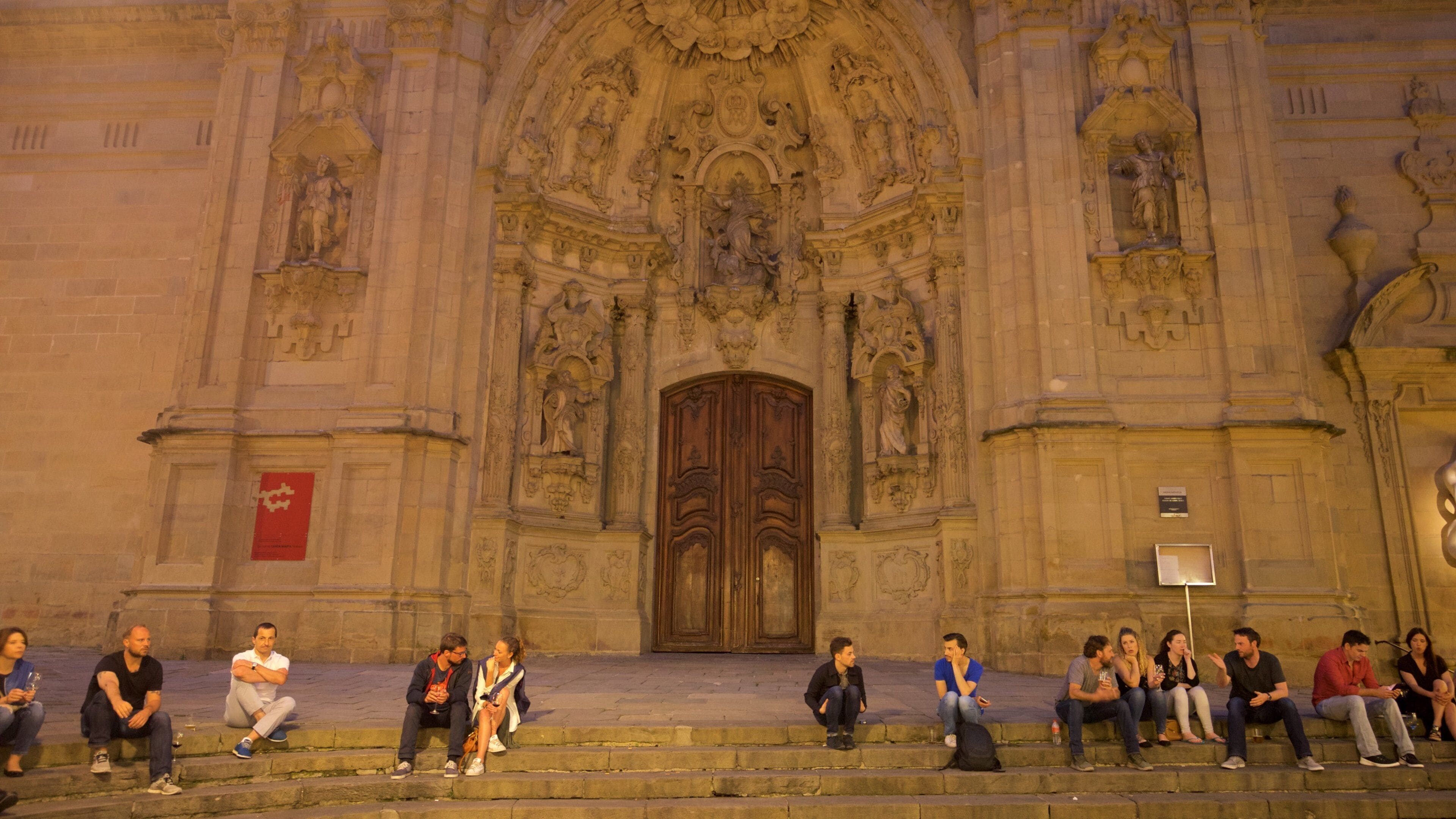 Basílica de Santa María del Coro que inclui elementos de patrimônio assim como um pequeno grupo de pessoas