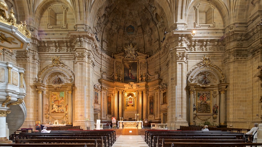 Basílica de Santa María del Coro ofreciendo vistas interiores, una iglesia o catedral y elementos del patrimonio