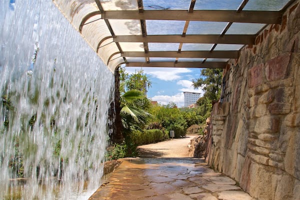 Parc de Benicalap featuring a fountain