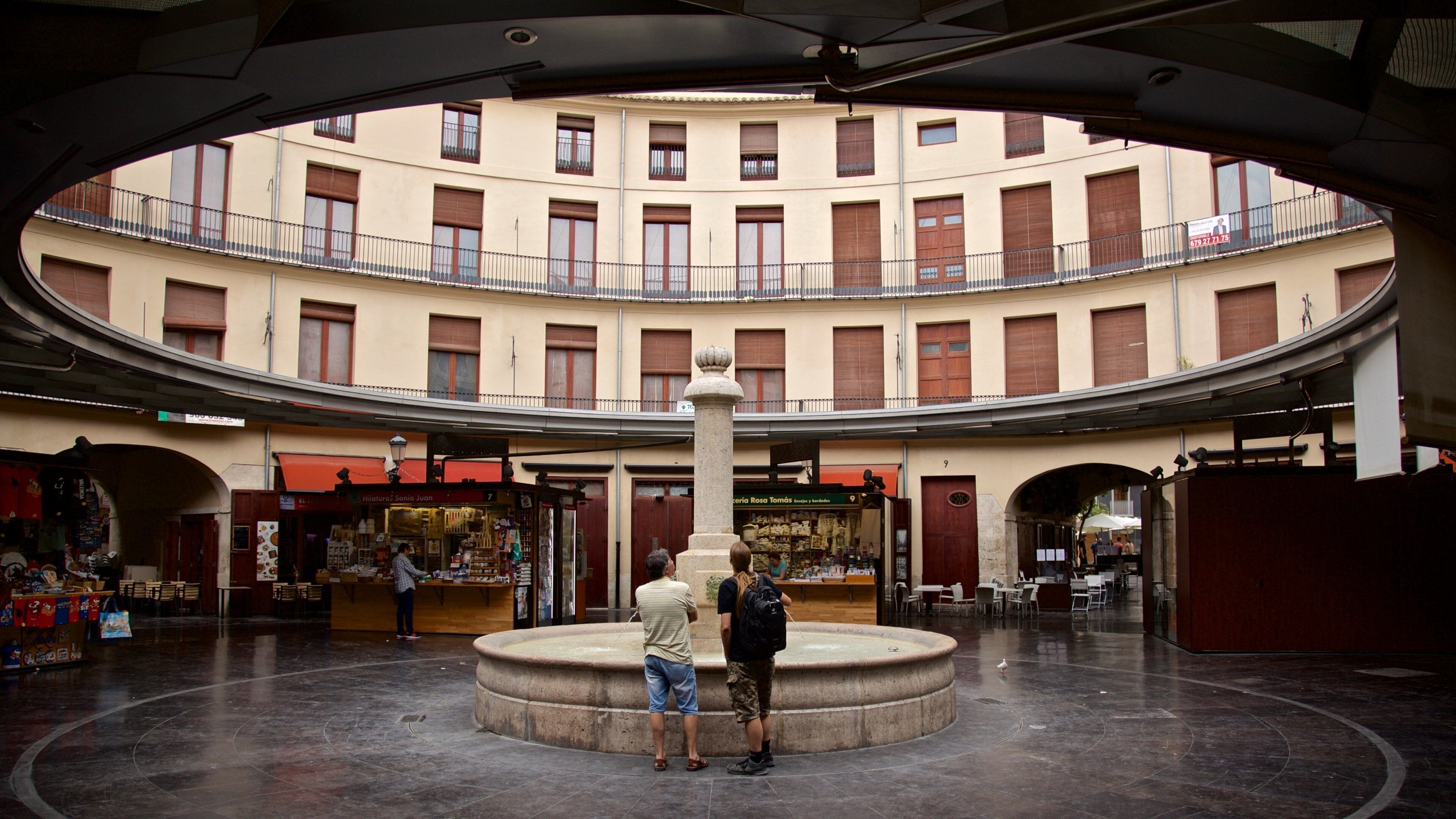 Plaza Redonda featuring a fountain as well as a couple