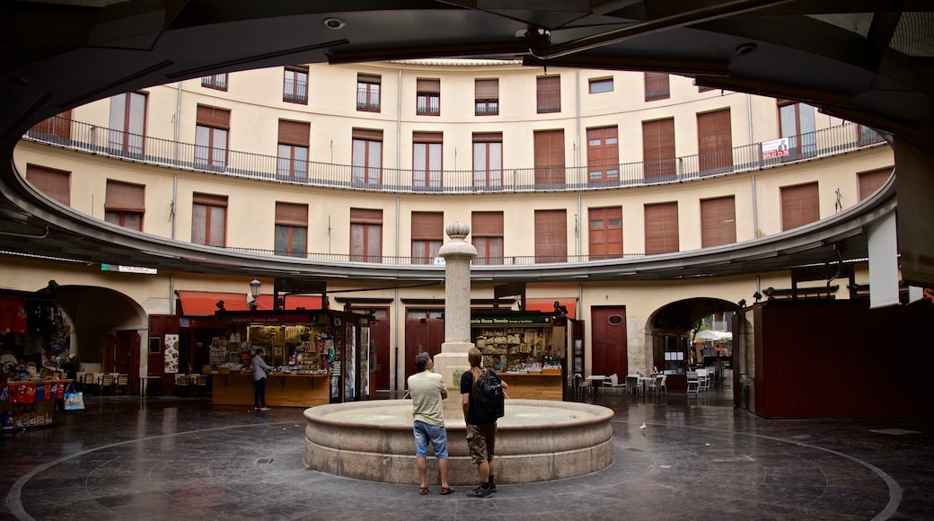 Plaza Redonda featuring a fountain as well as a couple