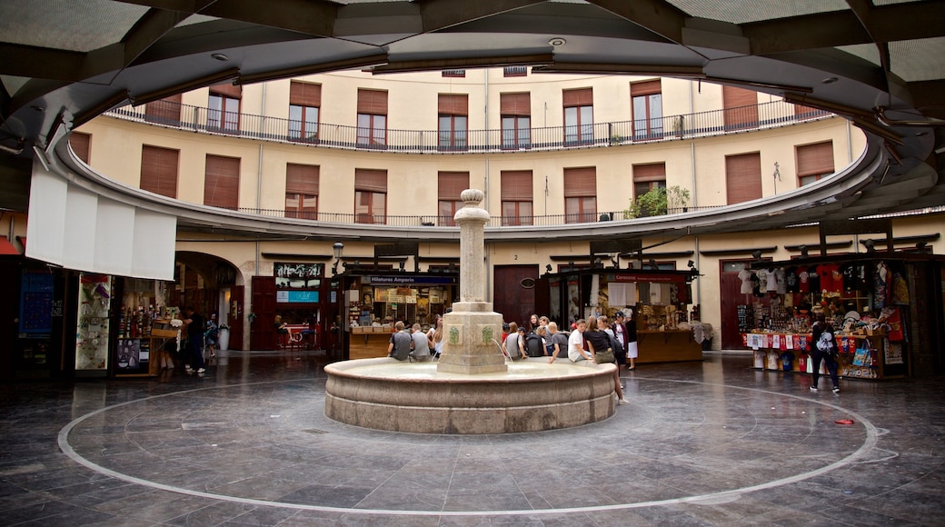 Plaza Redonda featuring markets and a fountain