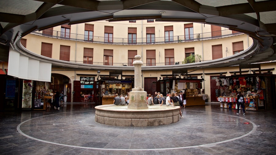Plaza Redonda featuring markets and a fountain