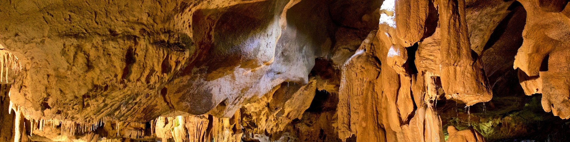 Grutas de Bétharram caracterizando cavernas