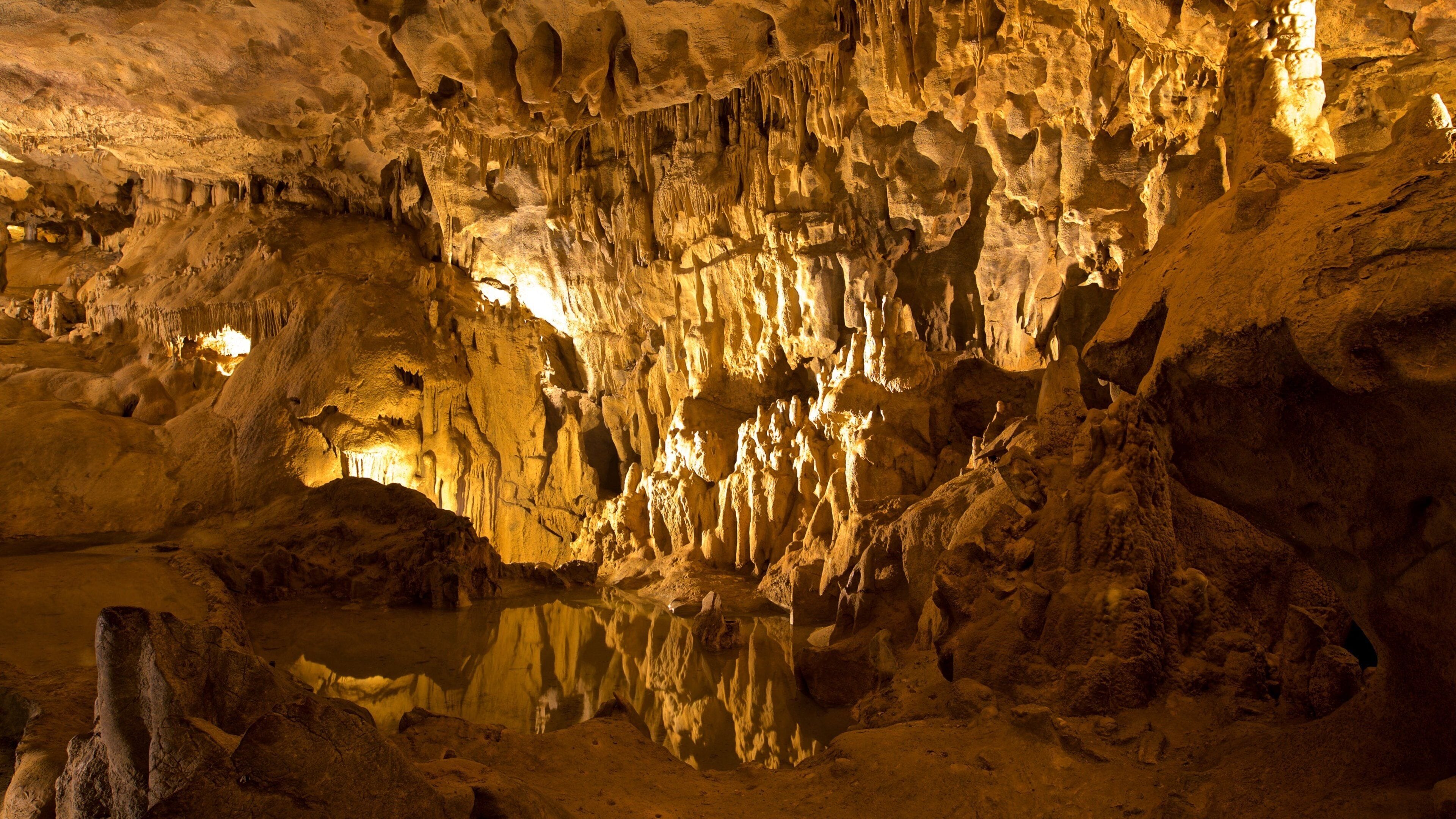 Grutas de Bétharram que inclui cavernas