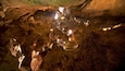 Una cova amb passadissos il·luminats i estalactites.