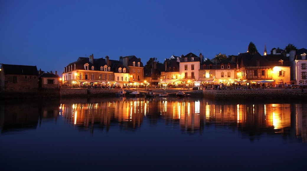 This building is indexed in the Base Mérimée, a database of architectural heritage maintained by the French Ministry of Culture, under the reference IA00008537 .