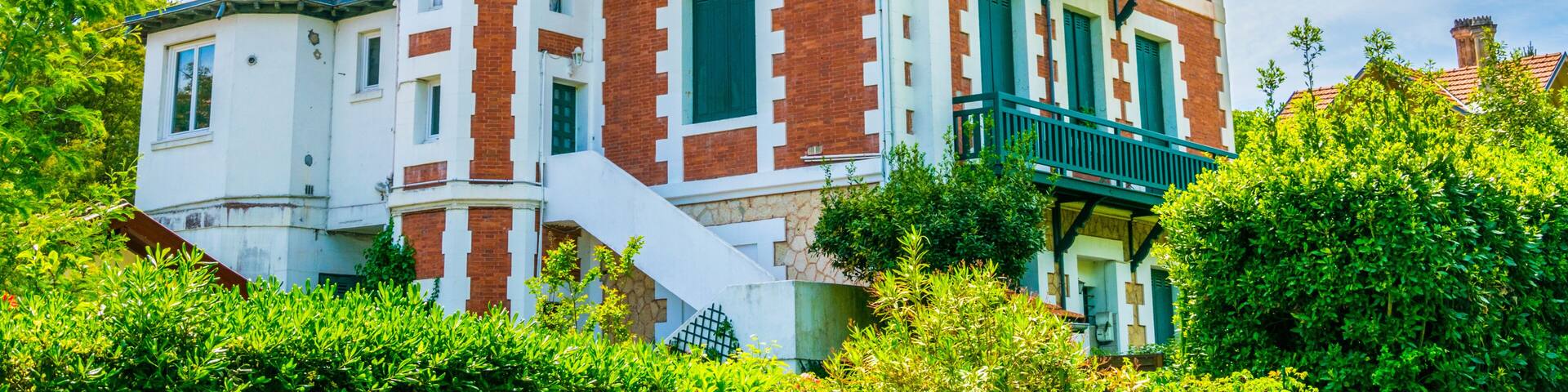 Luxorious villa in the winter quarter of Arcachon in France