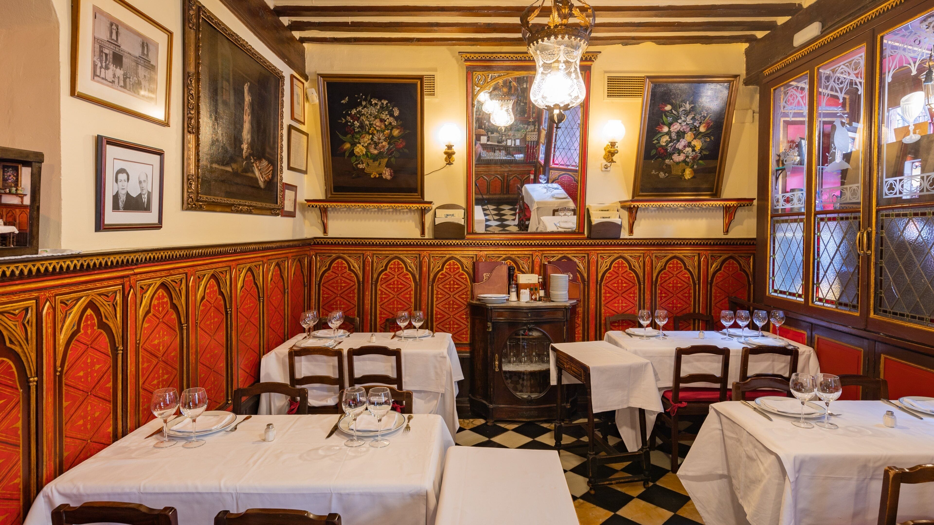Sobrino de Botin showing interior views, dining out and art