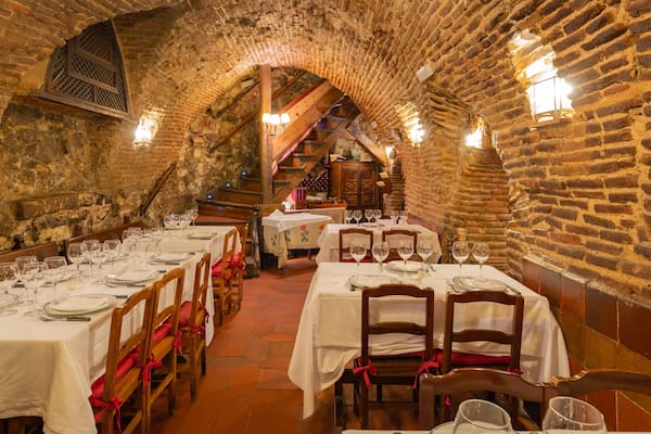 Sobrino de Botin featuring dining out and interior views
