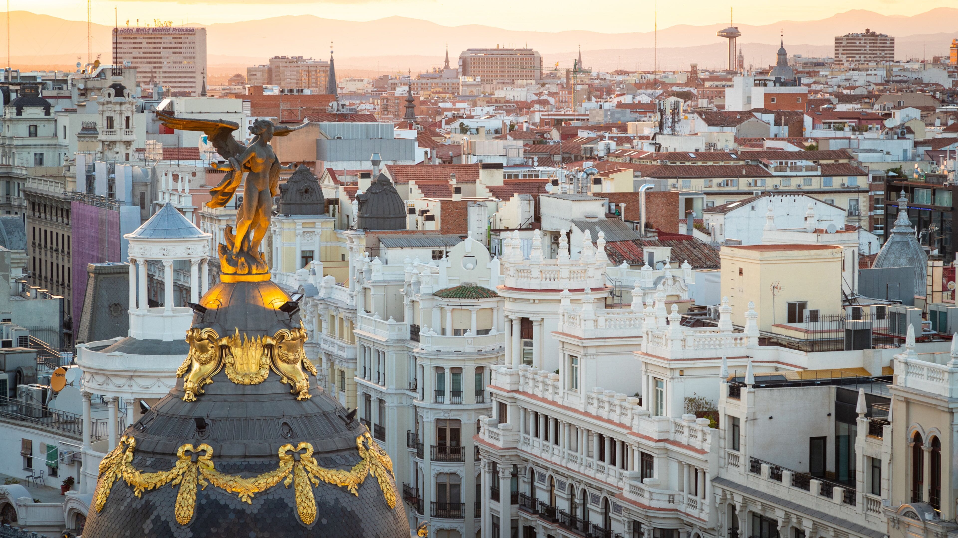 Circulo de Bellas Artes showing a sunset, a statue or sculpture and a city