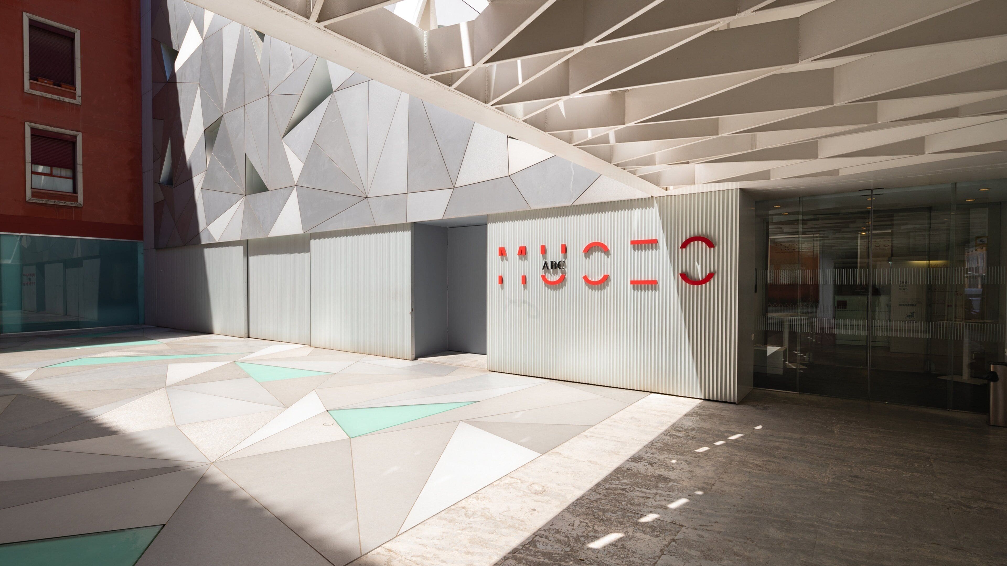 Fachada de edifício moderna com padrões geométricos e as letras 
