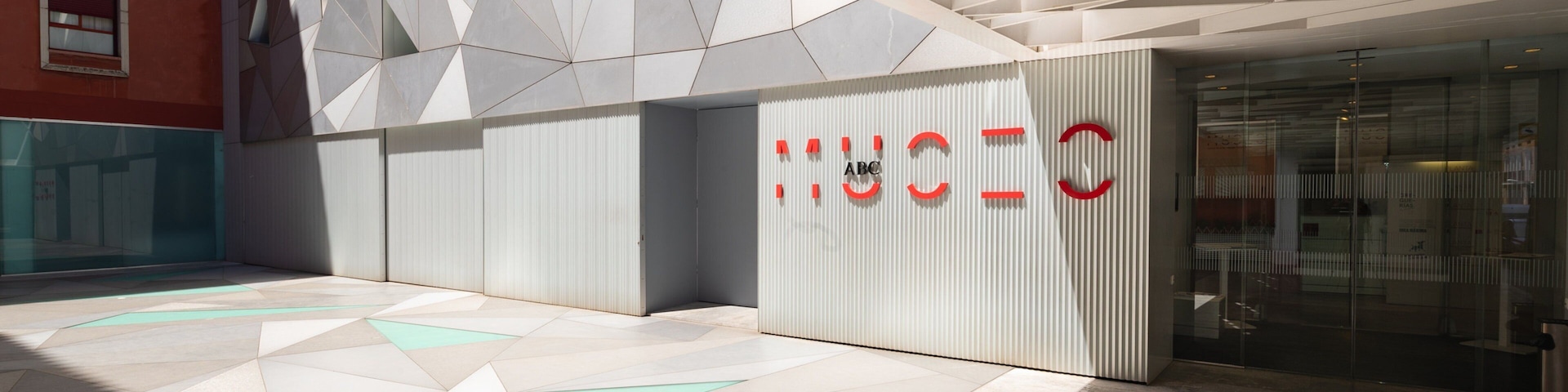 Fachada de edifício moderna com padrões geométricos e as letras