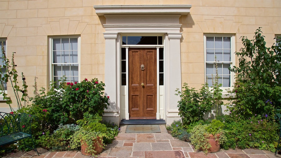 The Georgian House showing a house