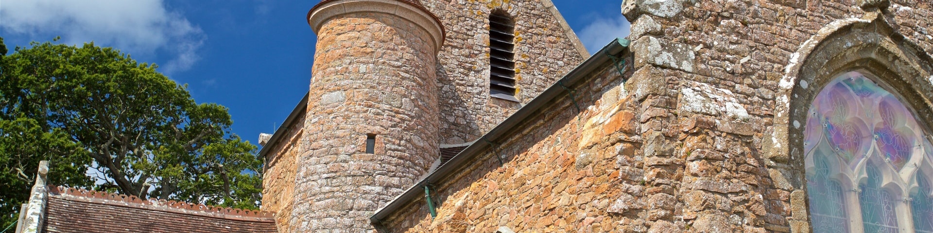 Parish Church of St. Brelade ์ ๋ณด์ฌ์ฃผ๋ ๊ตํ ๋๋ ์ฑ๋น ๊ณผ ๋ฌธํ์ ์ฐ ์์