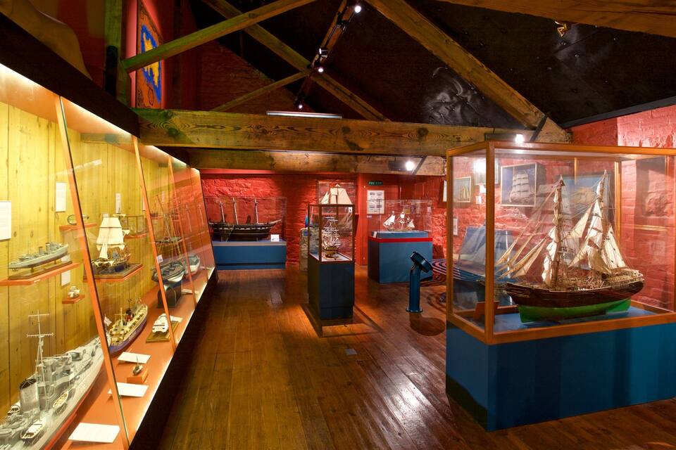 Una exposició de museu amb maquetes de vaixells i artefactes marítims.