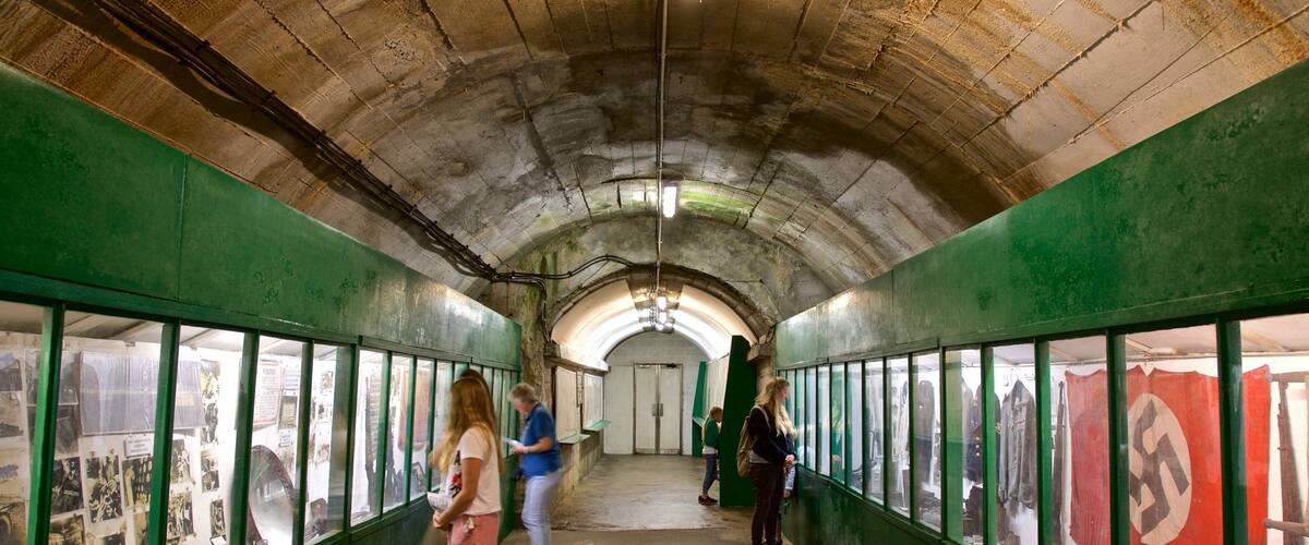 German Underground Hospital montrant vues intérieures aussi bien que petit groupe de personnes