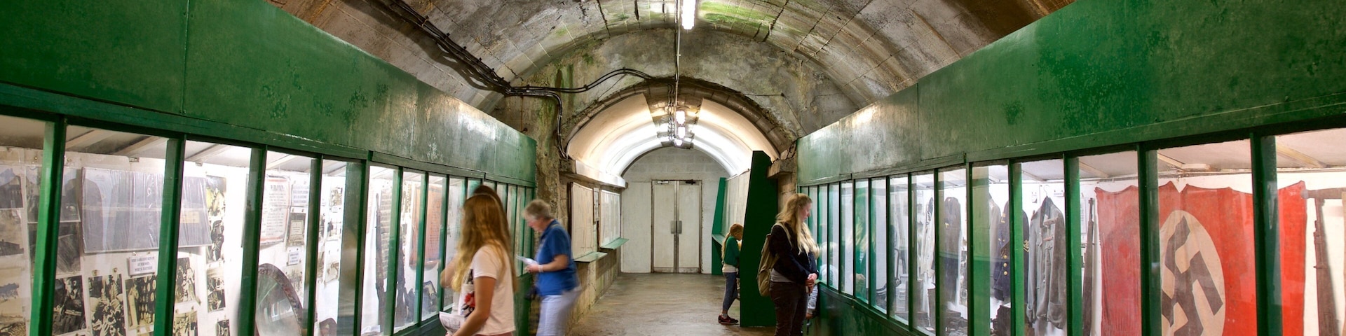German Underground Hospital caracterizando vistas internas assim como um pequeno grupo de pessoas