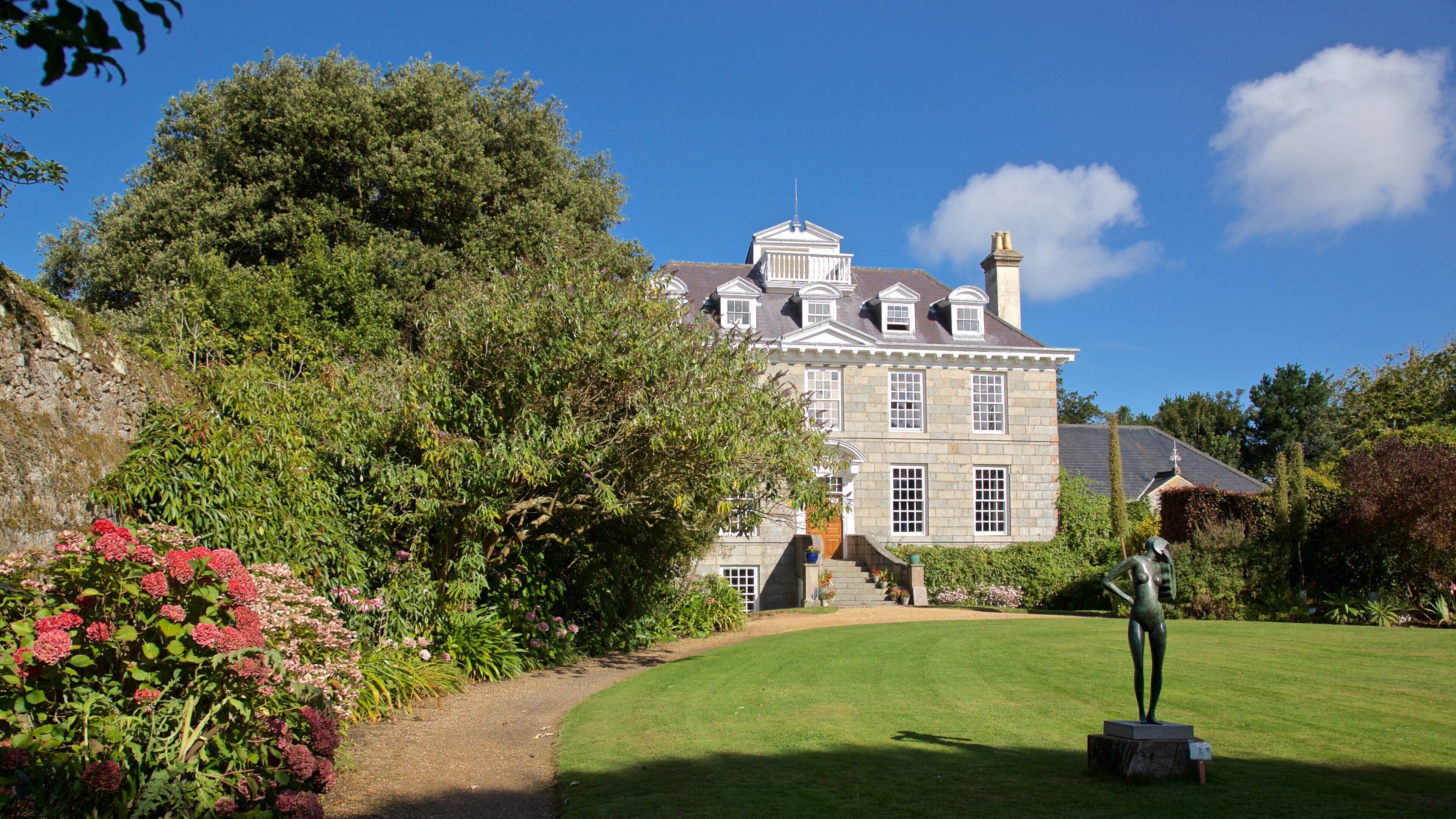 Sausmarez Manor แสดง ดอกไม้ป่า, ศิลปะกลางแจ้ง และ บ้าน