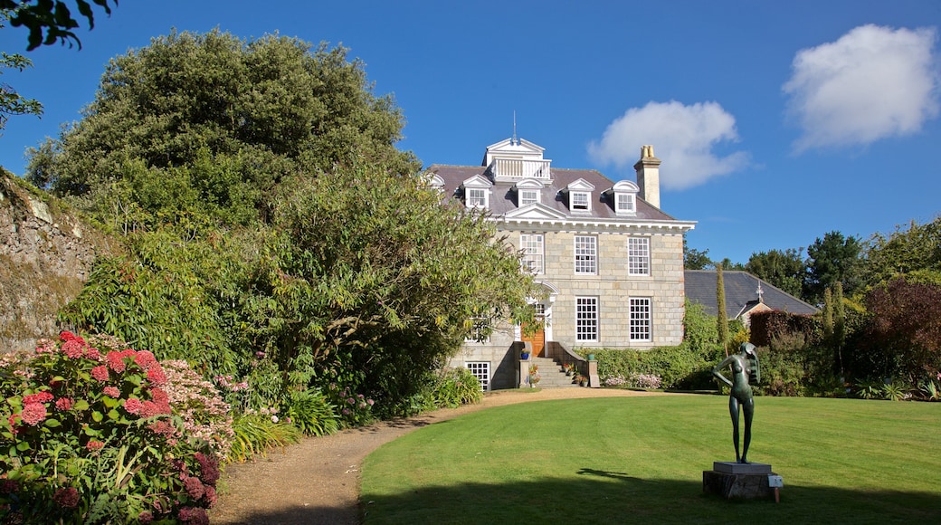 Sausmarez Manor ofreciendo una casa, flores salvajes y arte al aire libre
