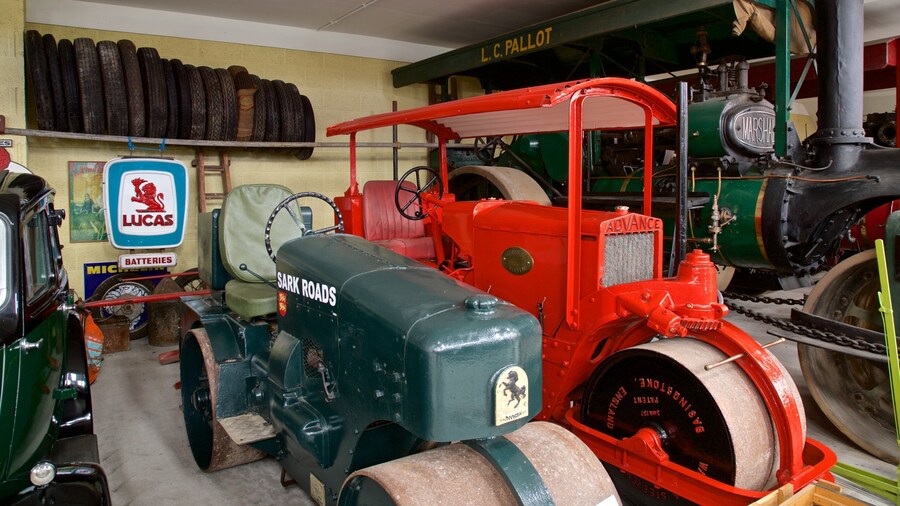 The Pallot Steam, Motor & General Museum ofreciendo elementos del patrimonio y vistas interiores
