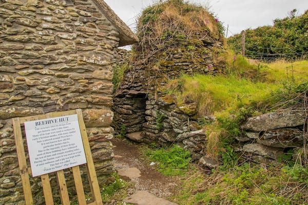 Une cabane en pierre sur laquelle est apposée une plaque expliquant son importance historique.