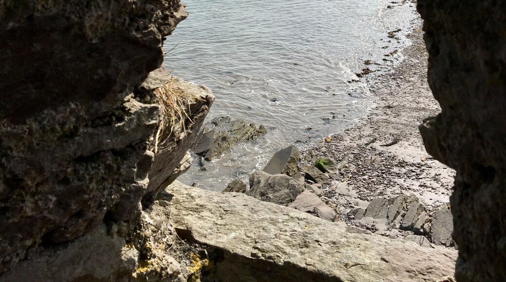 A relaxed easy walk along the beach. The children particularly enjoyed exploring the castle remains.