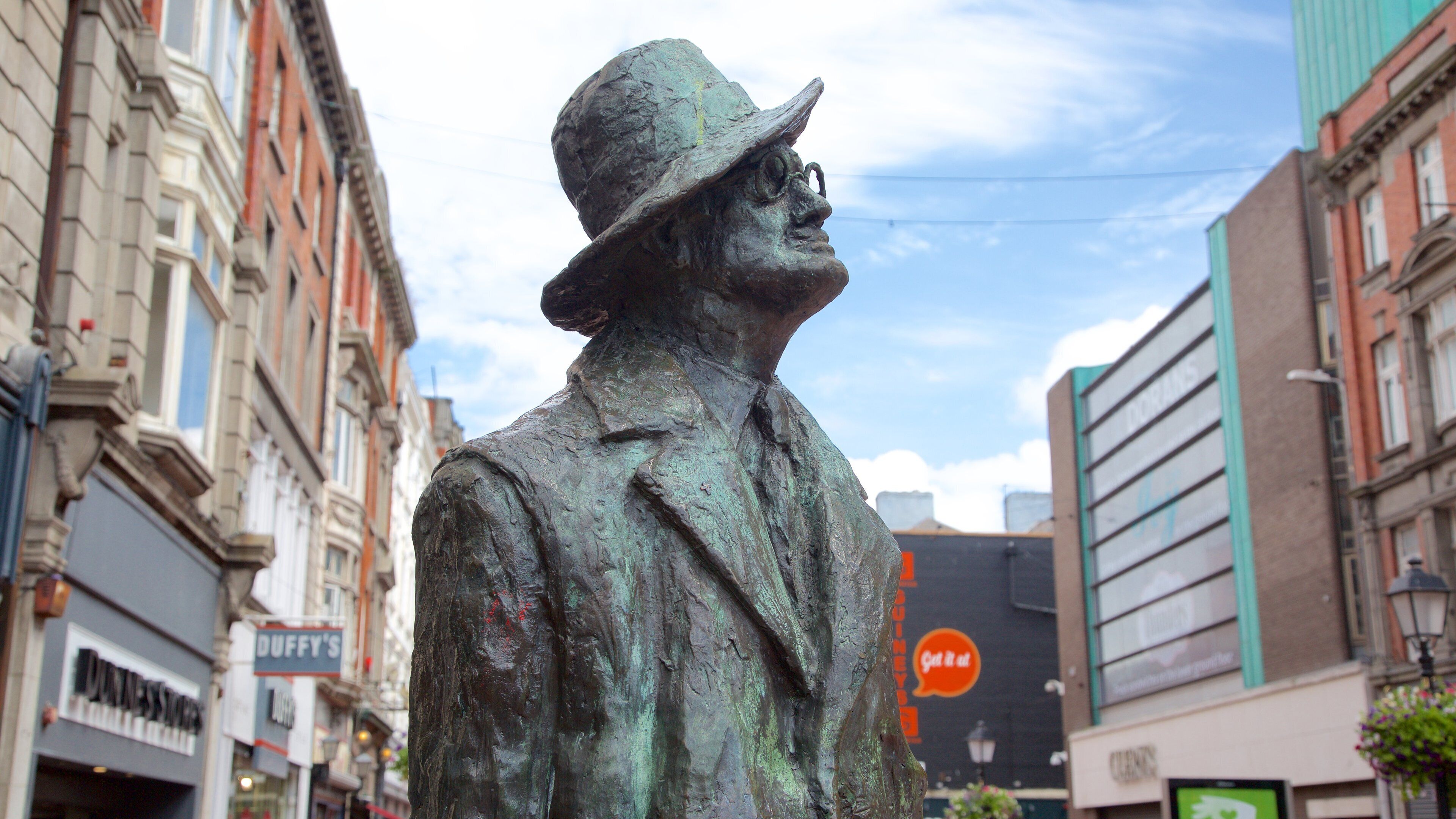 Dublin fasiliteter samt statue eller skulptur, kulturarv og monument