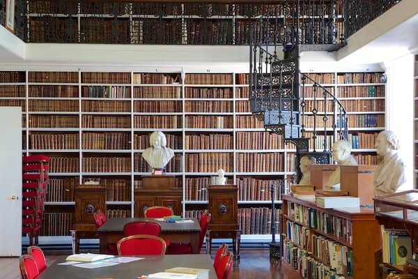 Armagh featuring a statue or sculpture, interior views and an administrative building