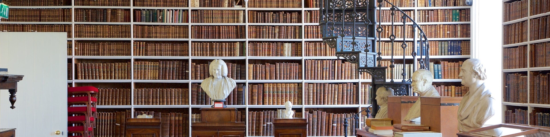 Armagh mostrando vistas internas, uma estĂĄtua ou escultura e um edifĂcio administrativo