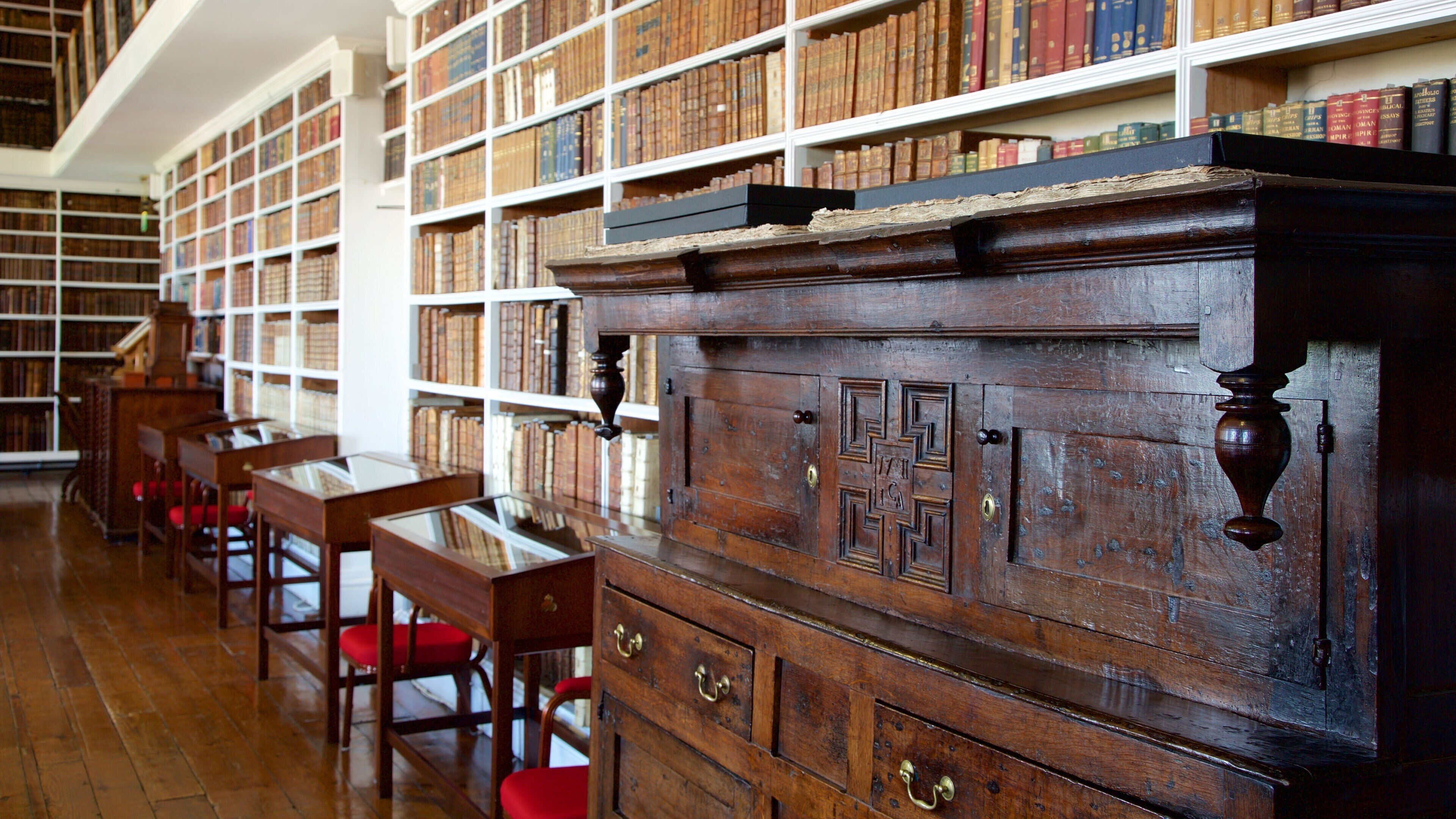 Armagh presenterar interiörer, en administrativ byggnad och historiska element