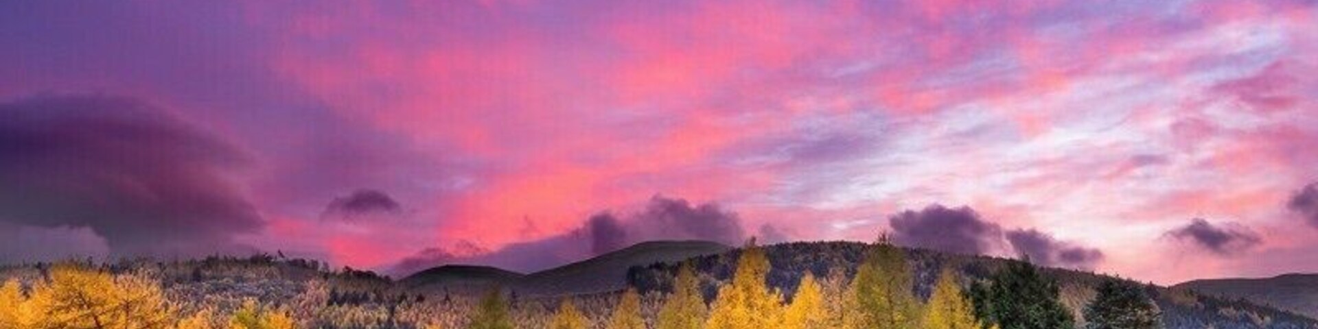 Sunset over the Tollymore Forest Park and the Mourne Mountains.
A blend of two exposures taken at 17mm on a Nikon crop sensor.
#BvSIreland